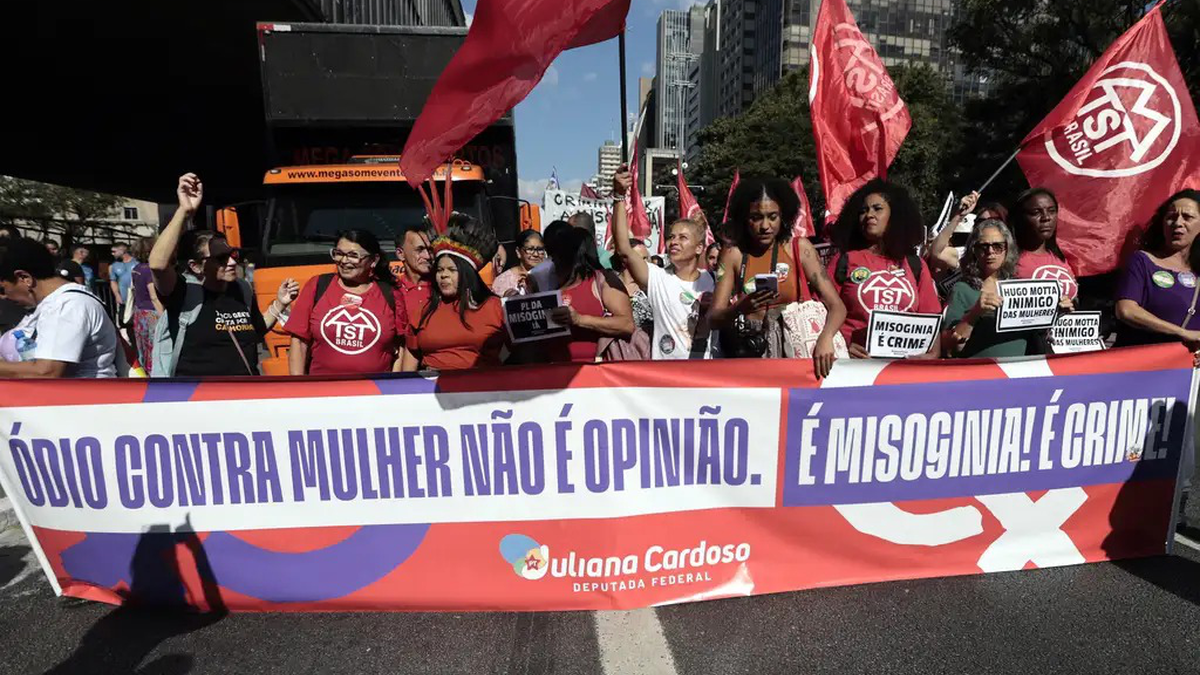PL da Misoginia: Salvador e diferentes cidades do Brasil recebem atos de cobrança a Hugo Motta - QTU Questões do Universo