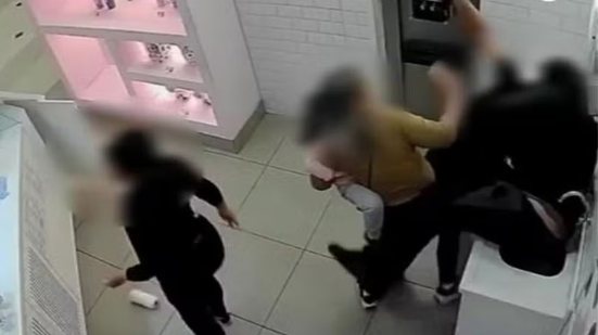 Por causa de R$ 1, homem perde a cabeça e parte para cima de funcionário em sorveteria\u003B ASSISTA