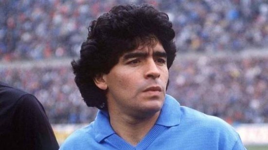 A bola utilizada por Diego Maradona no histórico gol da " Mão de Deus", marcado contra a Inglaterra na Copa do Mundo de 1986, foi arrematada por US$3,35 milhões, cerca de R$17,2 milhões, nos Estados Unidos - Cena do documentário Diego Maradona (Foto: Divulgação)