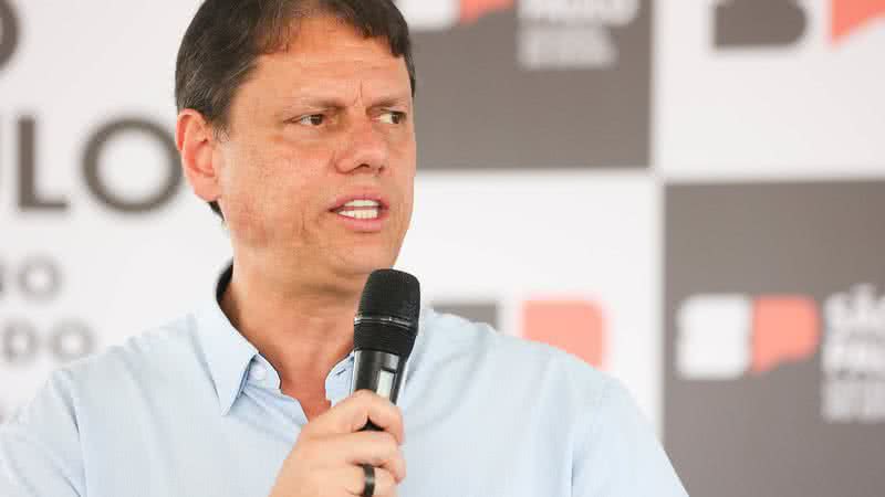 Negócio dos filhos de Tarcísio com empresário baiano ganha repercussão antes de debate