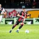 A reclamação dos dirigentes e jogadores do Vasco é que houve toque de mão do jogador Renato Kayser antes do fato - Reprodução