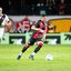 A reclamação dos dirigentes e jogadores do Vasco é que houve toque de mão do jogador Renato Kayser antes do fato - Reprodução