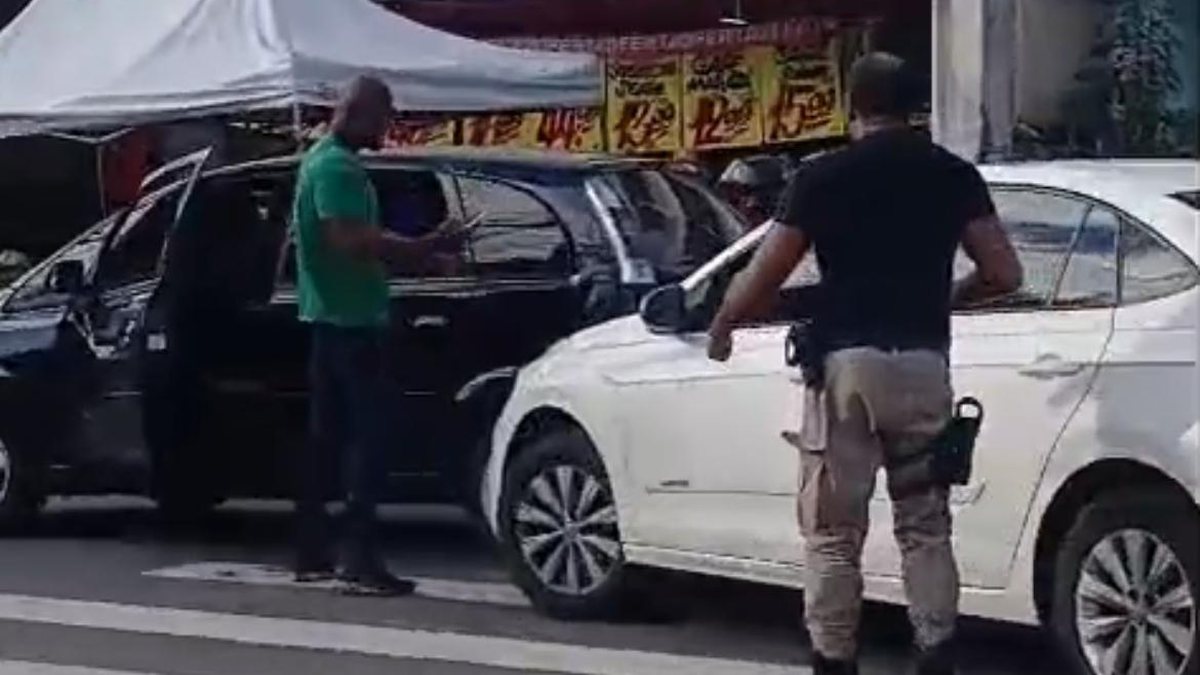 PM saca arma e aponta para homem durante discussão de trânsito em Salvador; ASSISTA - QTU Questões do Universo