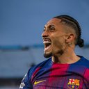 O grande destaque do jogo foi Raphinha, que marcou dois gols, deu uma assistência e ainda sofreu o pênalti que abriu o placar para a equipe catalã. - Divulgação/ Barcelona