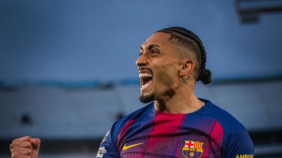 O grande destaque do jogo foi Raphinha, que marcou dois gols, deu uma assistência e ainda sofreu o pênalti que abriu o placar para a equipe catalã. - Divulgação/ Barcelona
