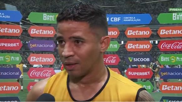 Atacante do Vitória pede desculpas ao torcedor pela sequência de jogos sem vencer: “Levantar a cabeça e trabalhar mais”