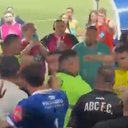 Jogadores do Uberlândia tiveram que intervir para separar os envolvidos e impedir que a confusão aumentasse. - Redes sociais