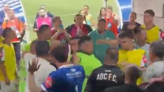 Jogadores do Uberlândia tiveram que intervir para separar os envolvidos e impedir que a confusão aumentasse. - Redes sociais