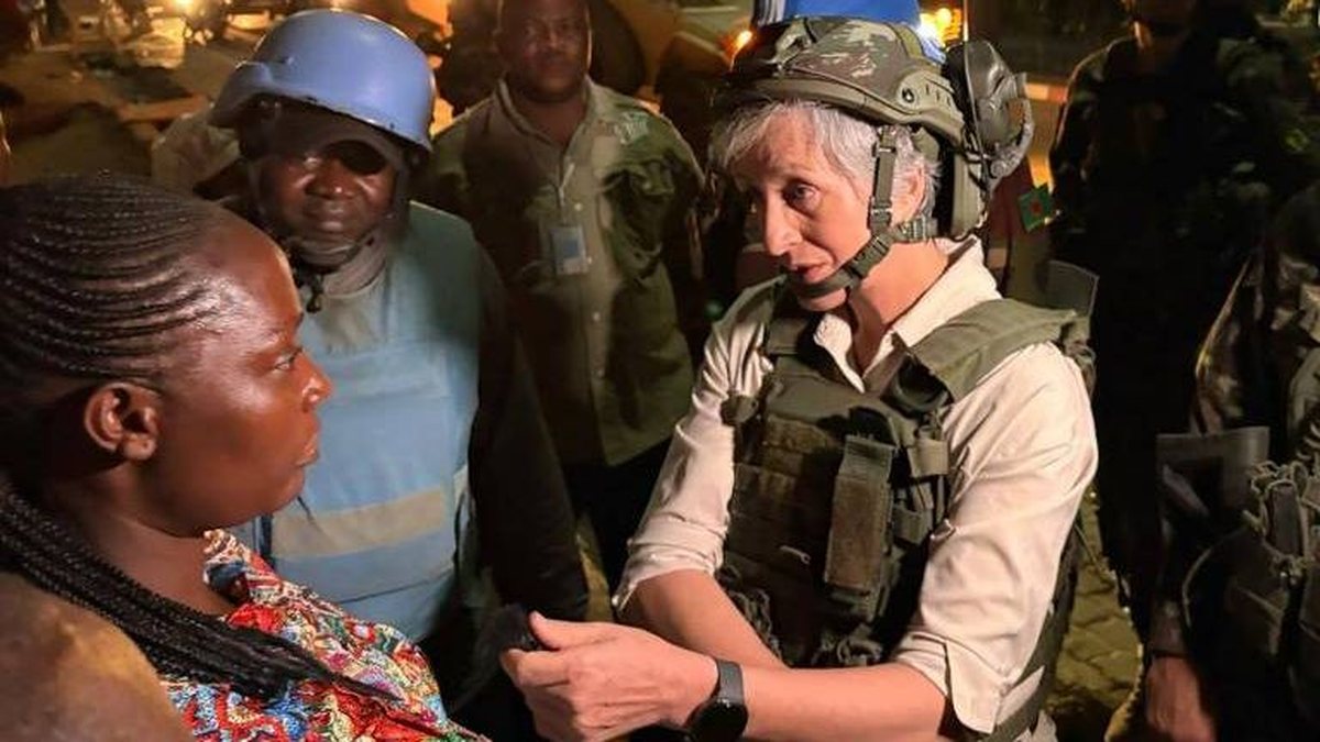 Missão de risco! Sônia Bridi entra em área atingida pelo ebola na África e mostra cenário de tensão em série do Fantástico