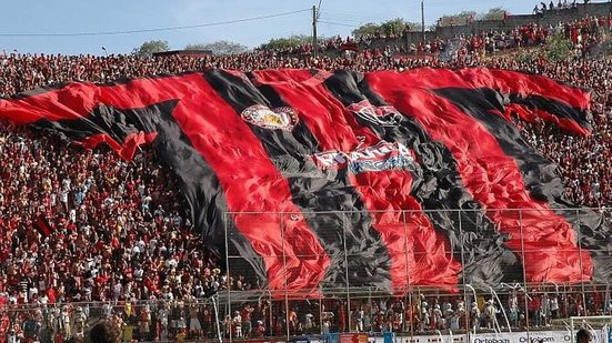 O volante Jorginho, do Flamengo, declarou que a torcida do Vitória é a mais difícil e chata de enfrentar - ACERVO VITÓRIA