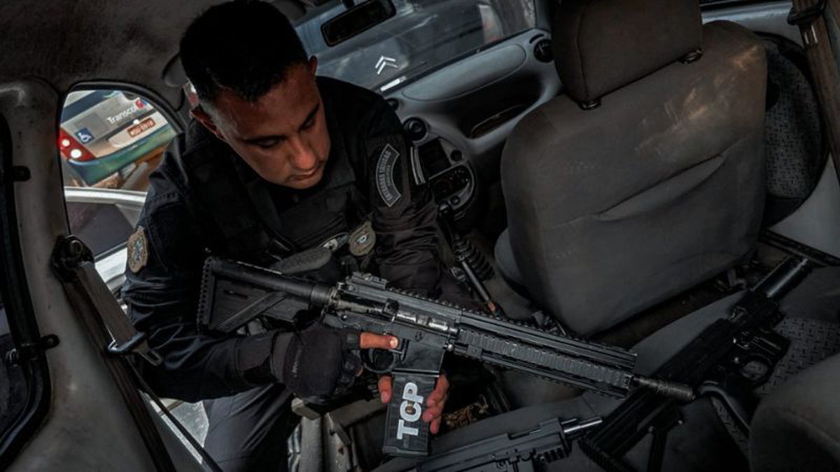 Imagens mostram polícia fechando o cerco contra faccionados do TCP que se preparavam para atacar área de domínio rival; confira