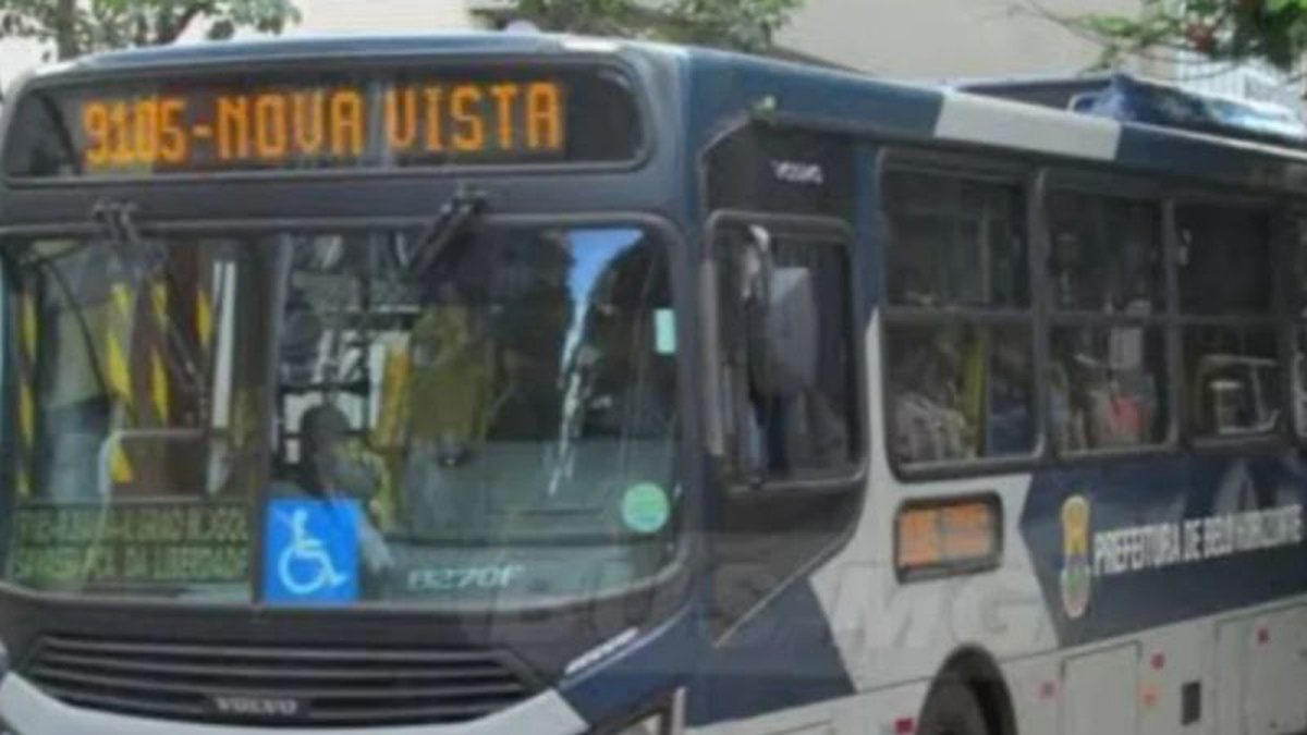 Ataque brutal: Homem é baleado dentro de ônibus por dupla em motocicleta - Foto
