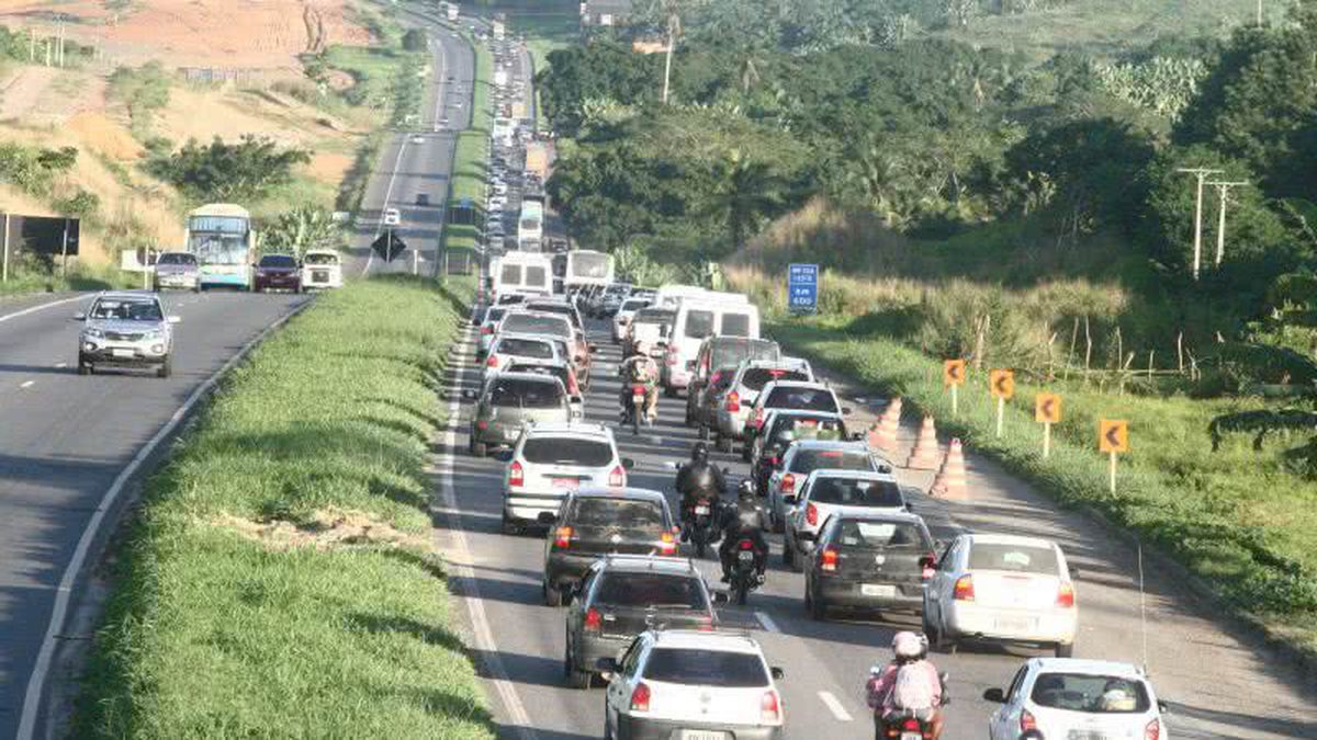BR-324 travada! Acidente com caminhão interdita rodovia na tarde deste sábado (5)