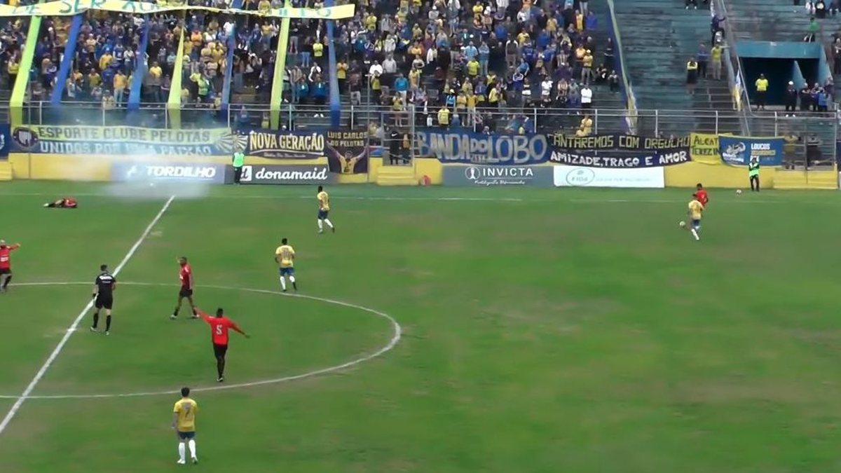 Clássico é suspenso após torcedores jogarem bombas no campo
