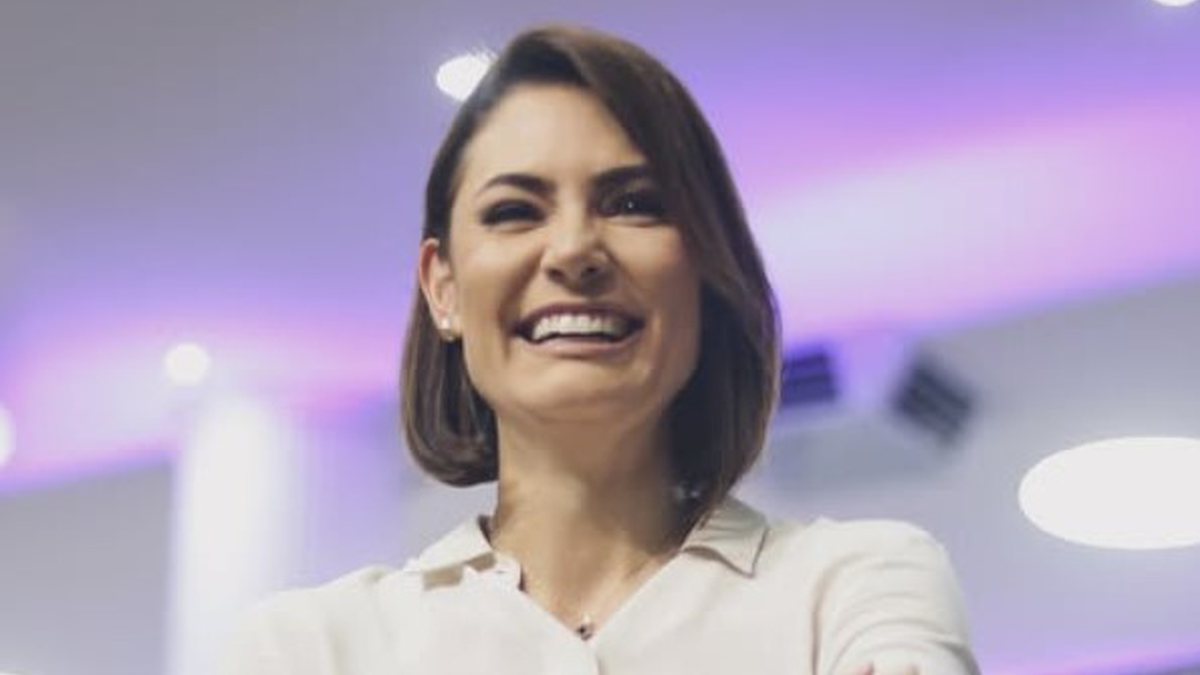 Gostou, Michelle? Esposa de Jair Bolsonaro fica encantada com transformação de apresentador famoso e  rasga elogios: "incrível" - Foto