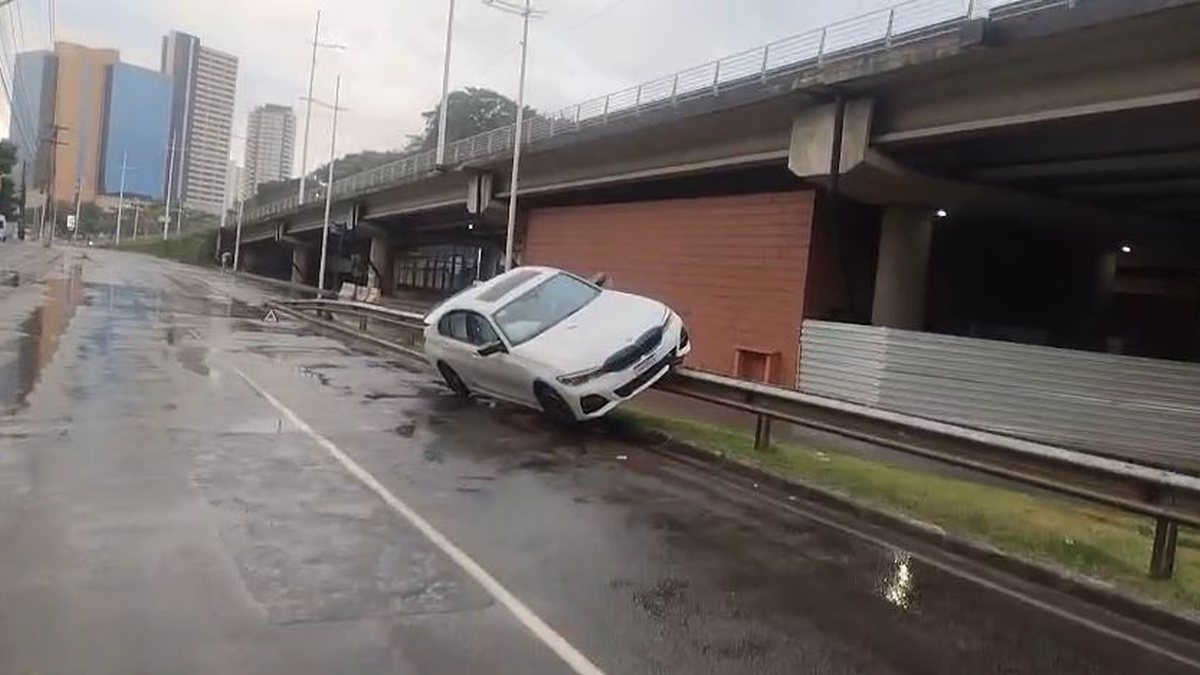 Carro de luxo fica preso em canteiro após motorista perder o controle em frente à Estação BRT em Salvador; assista - Foto