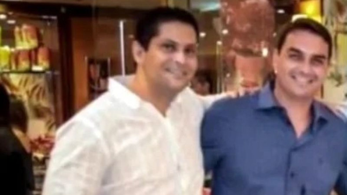 Quem é Alexandre Santini, ex-amigo de longa data que expôs orgias e suposto tráfico de influência de Flávio Bolsonaro