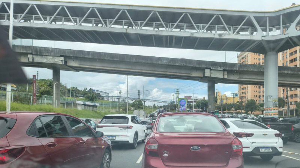Engavetamento com vários carros e caminhão quebrado travam Avenida Paralela nesta sexta-feira; ASSISTA - Foto