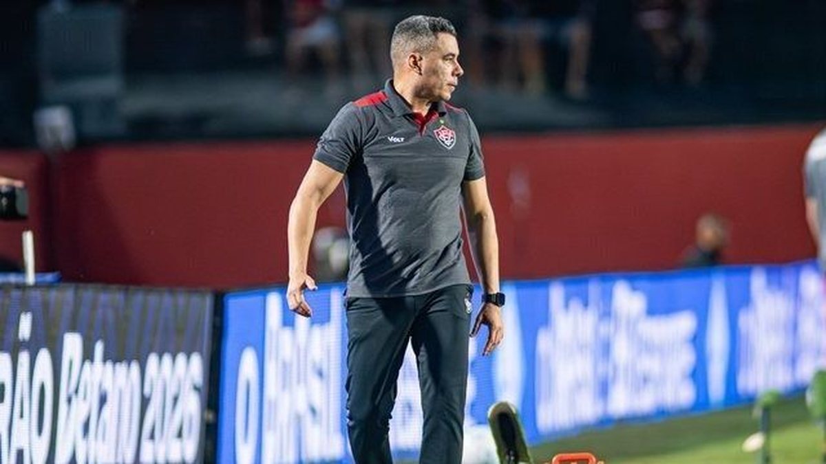 Jair Ventura reconhece fase ruim de jogadores e revela conversa com artilheiro do Vitória