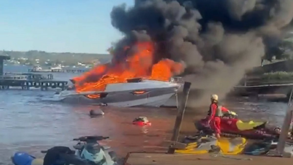 Grande incêndio atinge lancha em lago famoso e deixa 14 pessoas feridas - Foto