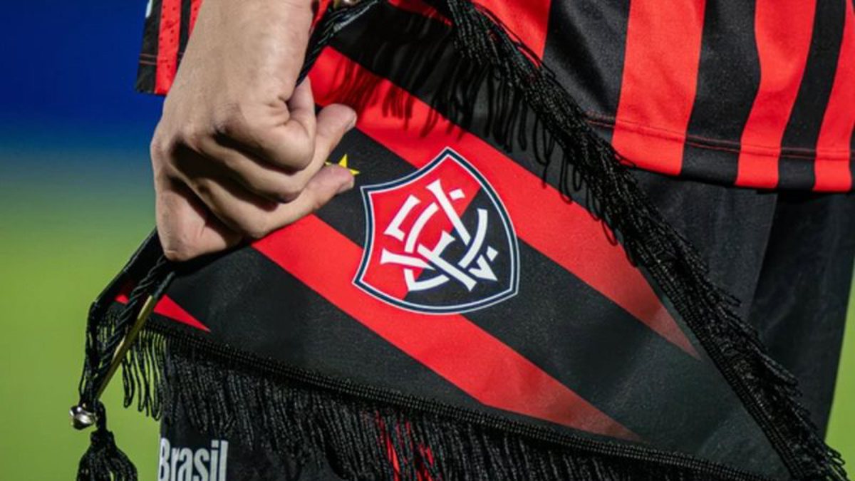 Cria da Toca, jovem da base do Vitória é promovido ao time profissional; saiba quem