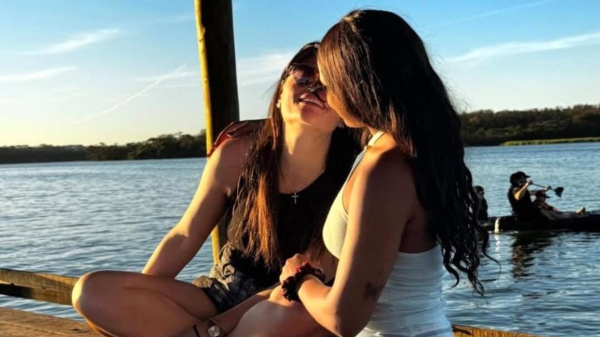 Romance? Rebeca Andrade publica nova foto com suposta namorada - QTU Questões do Universo