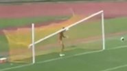O travessão da meta caiu sobre a cabeça do goleiro Juan Munera, do Atlético FC - Reprodução