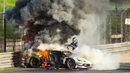 O piloto holandês Loek Hartog interrompeu a própria participação na corrida para ajudar o britânico Ollie Millroy - Reprodução/Instagram @olliemillroy