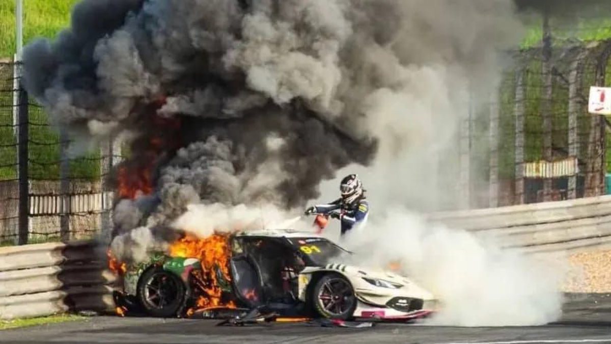 Cena impressionante! Piloto abandona prova para salvar colega de incêndio durante corrida; ASSISTA - Foto
