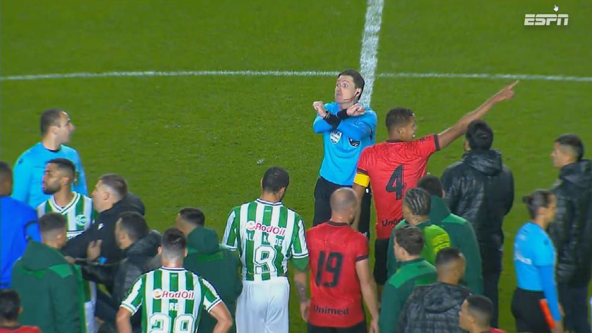 CENA LAMENTÁVEL! Goleiro do Atlético-GO é alvo de injúria racial em jogo contra o Juventude - Foto