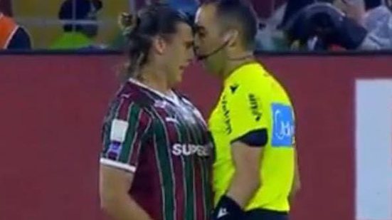 Árbitro se aproximou de Agustín Canobbio durante uma disputa de bola e, segundo os atletas do Fluminense, teria encostado no atacante. - Redes sociais/ Ole Brasil