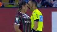 Árbitro se aproximou de Agustín Canobbio durante uma disputa de bola e, segundo os atletas do Fluminense, teria encostado no atacante. - Redes sociais/ Ole Brasil