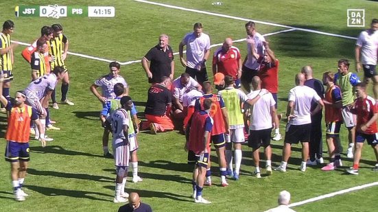O zagueiro Rosen Bozhinov, de 21 anos, caiu desacordado no gramado durante a partida e precisou receber atendimento médico. - Reprodução/ DAZN
