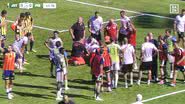 O zagueiro Rosen Bozhinov, de 21 anos, caiu desacordado no gramado durante a partida e precisou receber atendimento médico. - Reprodução/ DAZN