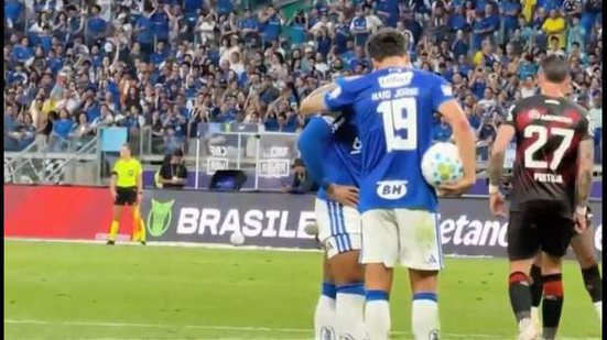 Matheus Pereira e Kaio Jorge discutiram antes da cobrança de um pênalti que resultou no terceiro gol da Raposa. - Reprodução / GETV