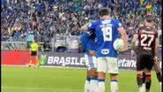Matheus Pereira e Kaio Jorge discutiram antes da cobrança de um pênalti que resultou no terceiro gol da Raposa. - Reprodução / GETV