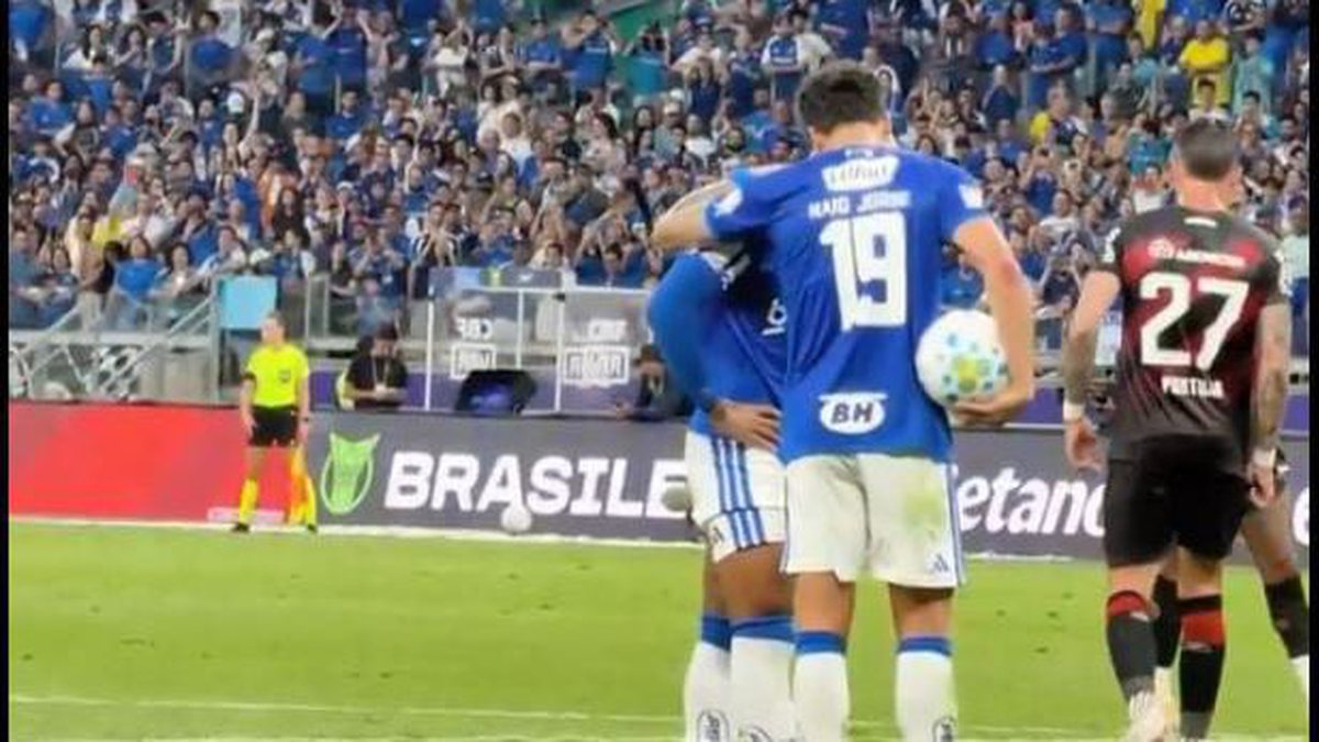 Craques do Cruzeiro discutem para cobrar pênalti e leitura labial revela briga - Foto
