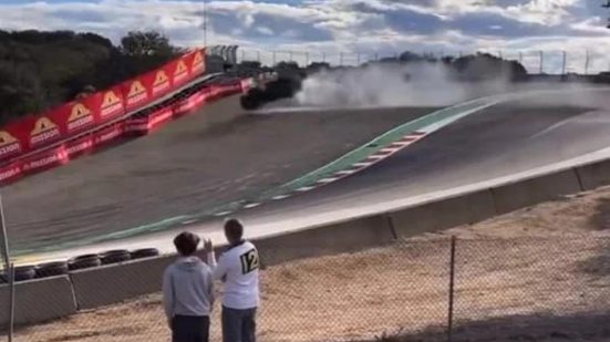 O piloto Manuel Gil Del Real perdeu o controle do Porsche 911 Cup na aproximação da famosa curva Corkscrew - Reprodução / Instagram @lampito_racing