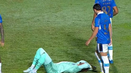 O goleiro Weverton, do Grêmio, reclamou das condições de iluminação do Barradão após a derrota por 1 a 0 para o Vitória - Reprodução/ Premiere