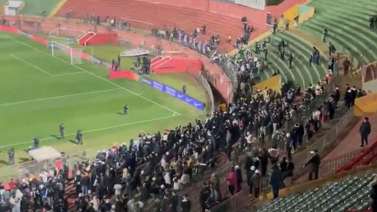Torcida do Corinthians protesta contra atraso de salários antes de jogo contra o Bahia pelo Brasileirão Feminino - Foto