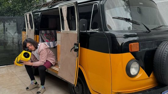 A 'casinha sobre rodas' é uma Volkswagen Kombi 1990 - Reprodução/Redes Sociais