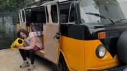 A 'casinha sobre rodas' é uma Volkswagen Kombi 1990 - Reprodução/Redes Sociais