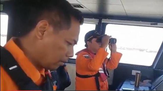 uma balsa com 243 pessoas a bordo virou no Mar de Java, na Indonésia - Reprodução/ Globonews