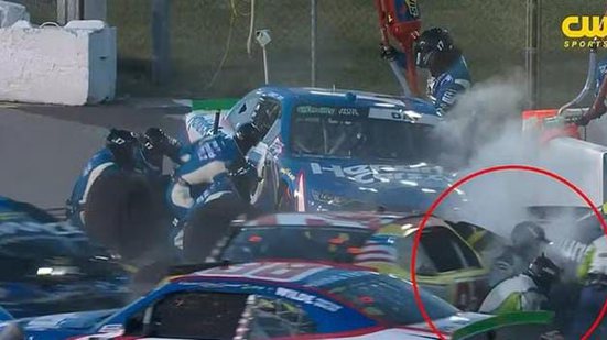 Dois carros perderam o controle na área dos boxes e avançaram perigosamente na direção dos mecãnicos - Reprodução/ CW
