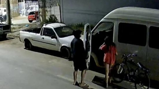 10 horas antes das imagens do casal, crianças estavam brincando no local - Reprodução