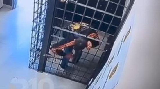 Um homem preso em flagrante conseguiu escapar de uma cela de forma inusitada - Reprodução/ redes sociais