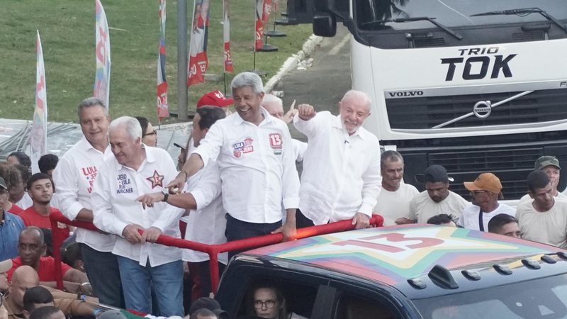 Lula em Salvador: Mar vermelho do PT toma conta de Ondina\u003B veja fotos abertas