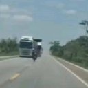Motociclista morreu no momento da colisão. No caso do motorista da carreta, não houve ferimentos. - Reprodução