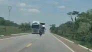 Motociclista morreu no momento da colisão. No caso do motorista da carreta, não houve ferimentos. - Reprodução