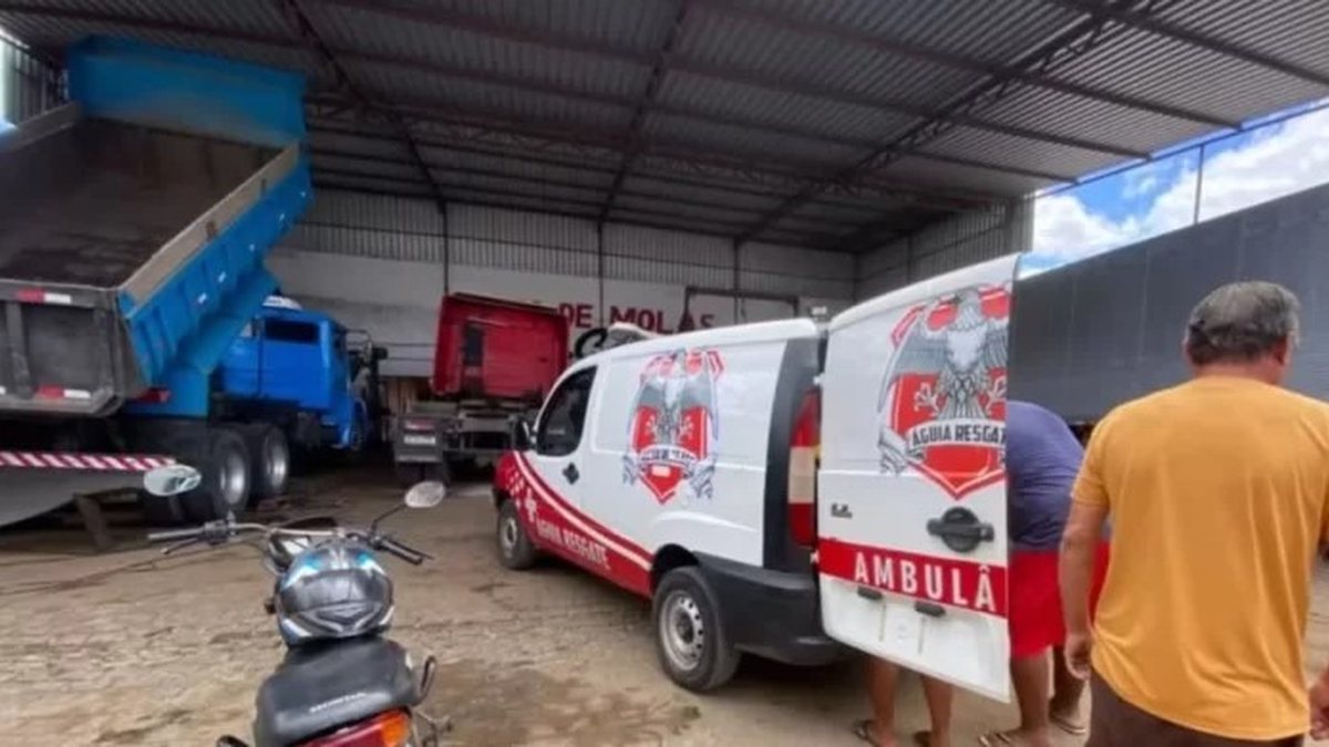 Caminhão cai sobre mecânico e deixa trabalhador em estado grave - Foto